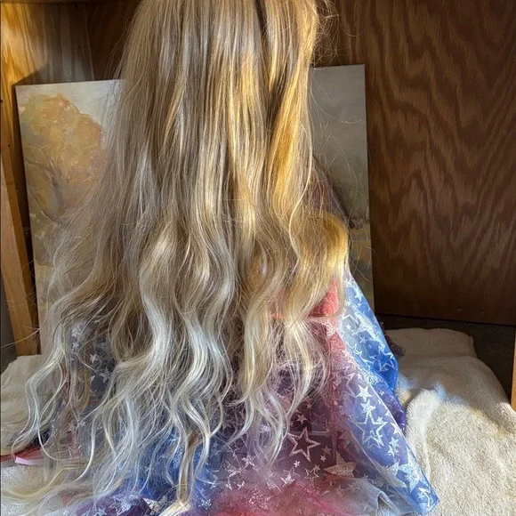 Blonde synthetic wig 28 inch - Picture 6 of 11